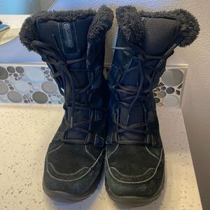 COLUMBIA woman’s black hiking boots